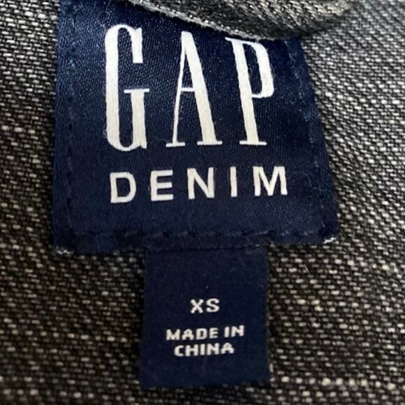 GAP Women's Black Washed Long Sleeve Button Down Pockets Denim Jean Jacket Sz XS - Picture 3 of 4